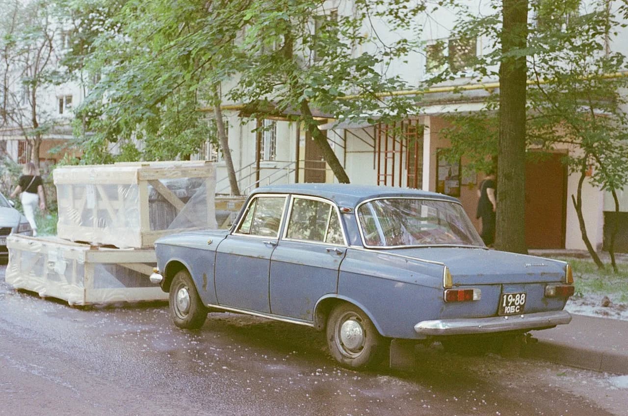 Автомобиль Москвич-408 с номером советского образца